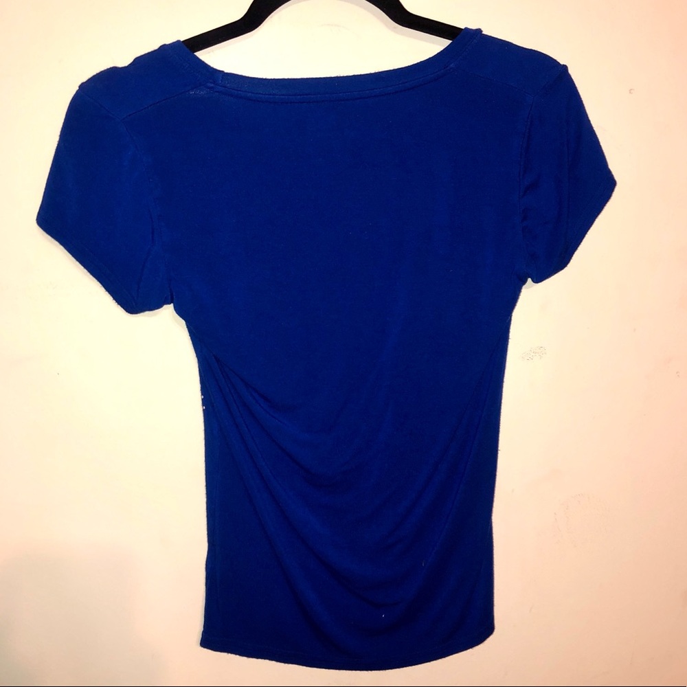 5 for $25 ⭐️ Guess Graphic Tee - Picture 3 of 3